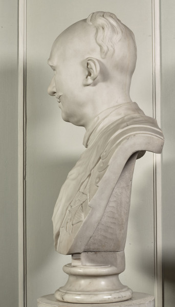 Franciszek Salezy Potocki. Popiersie marmurowe przedstawia starszego mężczyznę z wygoloną głową, z kilkoma tylko puklami na jej czubku. Bok prawy