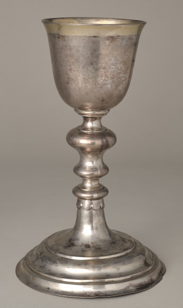 Kielich mszalny, srebrny na szerokiej stopie.