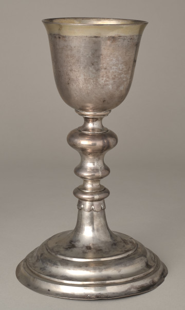 Kielich mszalny, srebrny na szerokiej stopie.