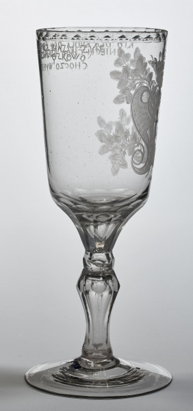 ﻿Kielich toastowy z monogramem króla Stanisława Augusta Poniatowskiego. Lewy bok.