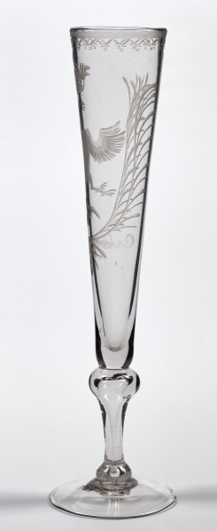 Kielich - Flet. Szklany kielich z czarą zdobioną wizerunkiem orła w koronie. Bok prawy.