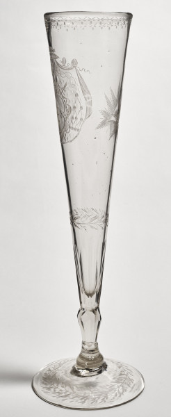 Kielich - flet. Szklany kielich o wysmukłej czarze z herbem Pilawa z jednej i Okiem Opatrzności z drugiej strony. Bok prawy.