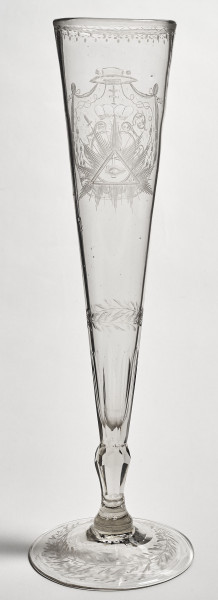 Kielich - flet. Szklany kielich o wysmukłej czarze z herbem Pilawa z jednej i Okiem Opatrzności z drugiej strony. Tył.