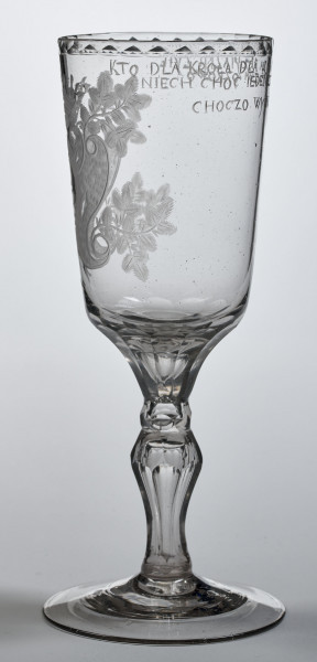 ﻿Kielich toastowy z monogramem króla Stanisława Augusta Poniatowskiego. Prawa strona.