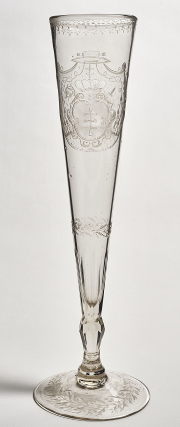 Kielich - flet. Szklany kielich o wysmukłej czarze z herbem Pilawa z jednej i Okiem Opatrzności z drugiej strony.