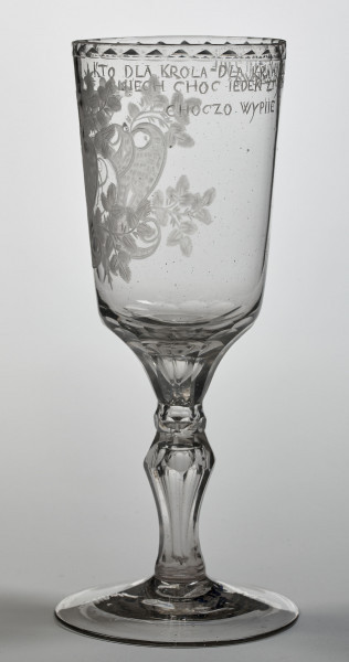 ﻿Kielich toastowy z monogramem króla Stanisława Augusta Poniatowskiego. Prawa strona z fragmenetem monogramu.