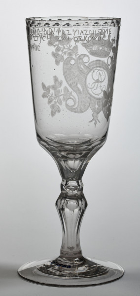 ﻿Kielich toastowy z monogramem króla Stanisława Augusta Poniatowskiego. Lewy bok z widocznym fragmentem monogramu.