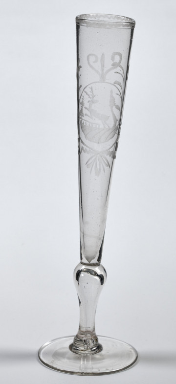 Kielich - Flet zdobiony grawerowanym owalnym medalionem ze skaczącym jeleniem. Inne ujęcie.