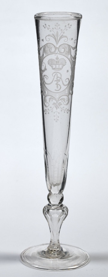 ﻿Kielich – flet z cyframi Augusta III Sasa. Przód z monogramem.