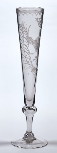 Kielich - Flet. Szklany kielich z czarą zdobioną wizerunkiem orła w koronie. Bok lewy.