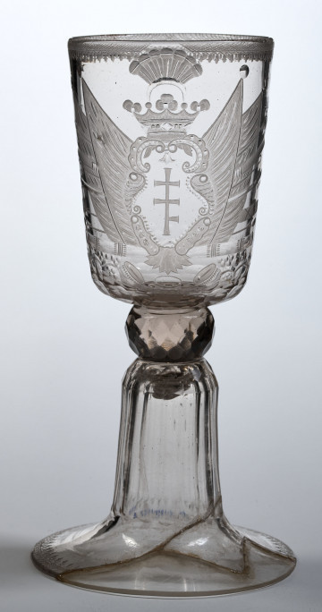 Kielich toastowy z herbem Pilawa. Strona z herbem.