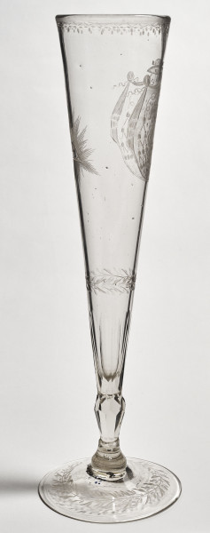 Kielich - flet. Szklany kielich o wysmukłej czarze z herbem Pilawa z jednej i Okiem Opatrzności z drugiej strony. Bok lewy.