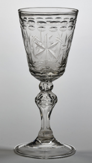 Kielich z rozetami. Szklany kielich ze szlifowanymi rozetami.