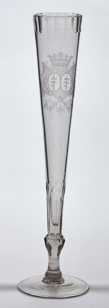 Kielich - Flet. Szklany, wysmukły kielich z dwoma tarczami z herbem Pilawa. Inne ujęcie.