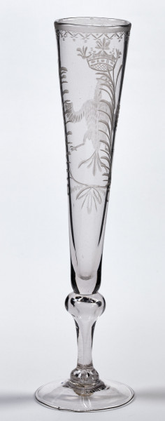 Kielich - Flet. Szklany kielich z czarą zdobioną wizerunkiem orła w koronie.