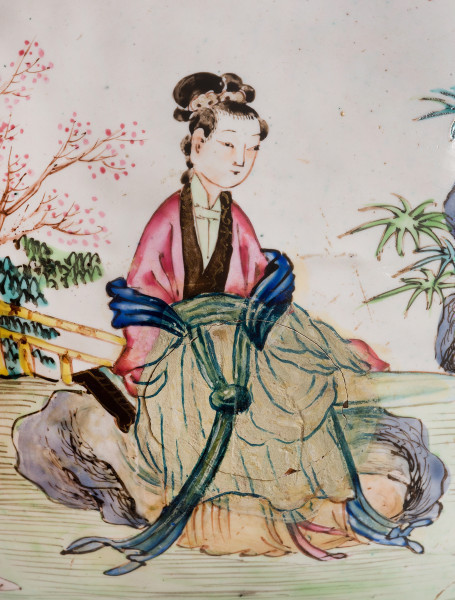 deta dekoracji z przedstawieniem kobiety