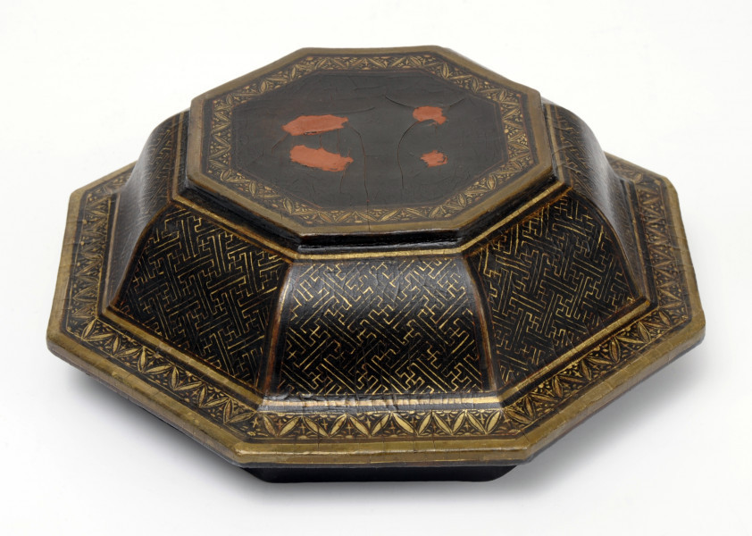 pokrywa - ujęcie całości od strony pierwszej, lekko z góry