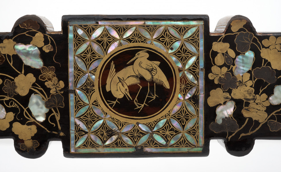 detal - dekoracja znajdująca się łączeniach nóg, w formie inkrustowanego medalionu