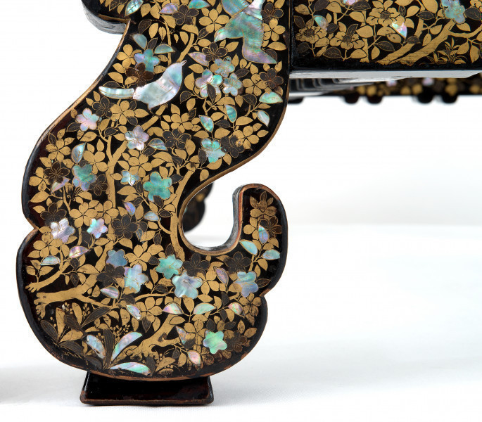 detal - dekoracja znajdująca się nodze stołu