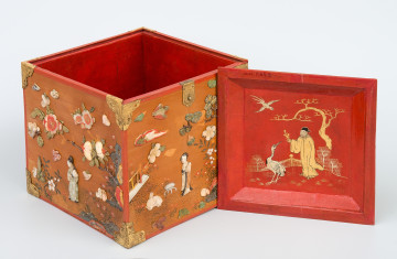 ujęcie otwartej całości od strony 3/4, lekko z góry wraz z widocznym wewnętrznej strony pokrywy