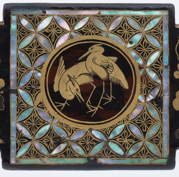 detal - dekoracja znajdująca się łączeniach nóg, w formie inkrustowanego, medalionu