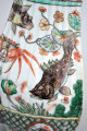 detal - dekoracja na brzuścu, przedstawiająca ryby i kraby wśród roślin wodnych