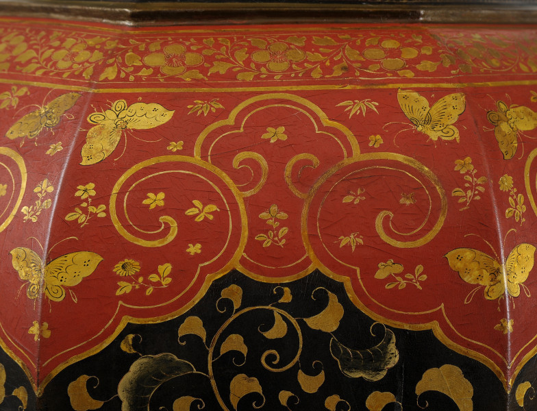 dedal - dekoracja znajdująca się w górnej części brzuśca