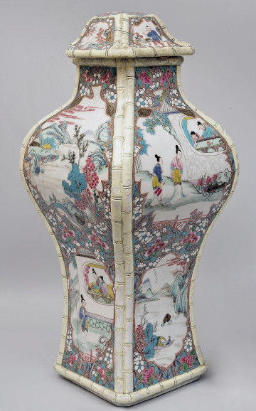 ujęcie całości 3/4 (widoczna strona druga i trzecia)