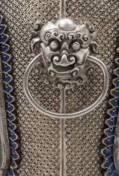 detal - uchwyt o formie ruchomego kółka przechodzącego przez lwią maskę