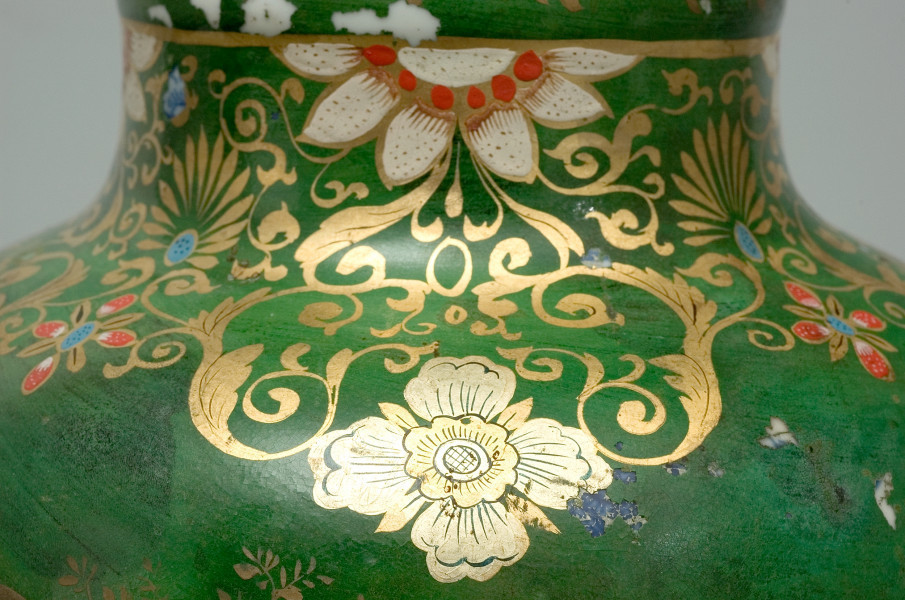 detal - szyjka z dekoracją kwiatową