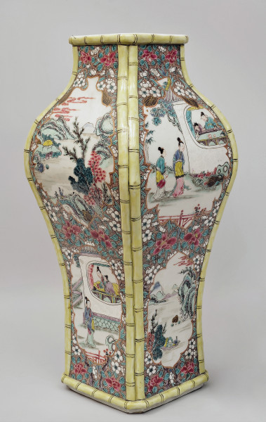 ujęcie całości 3/4 (widoczna strona trzecia i czwarta)