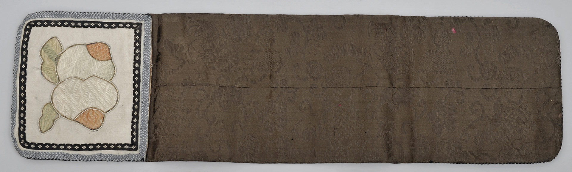 ujęcie całości z góry - wersja rozłożona, z widoczną kieszonką, ozdobioną motywem owocu mango