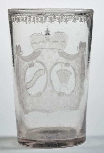 Szklaneczka z herbem Szreniawa. Widok przez tylną ściankę bez dekoracji.