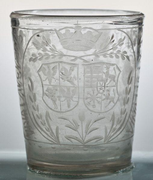 Szklanica z herbami Polski i Sasów.