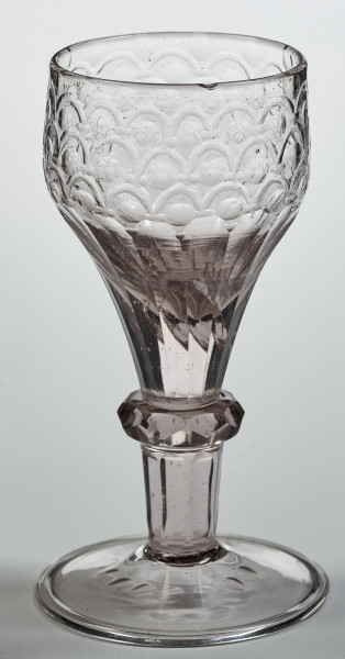 Kieliszek na okrągłej stopie z grubego, bezbarwnego szkła