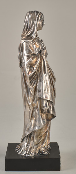 Srebrna figura Matki Boskiej na postumencie. Bok lewy