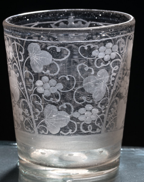 Szklanica z herbami Polski i Sasów