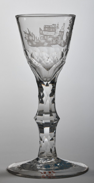 Kieliszek z motywem zamku. Ujęcie jednej ze stron.