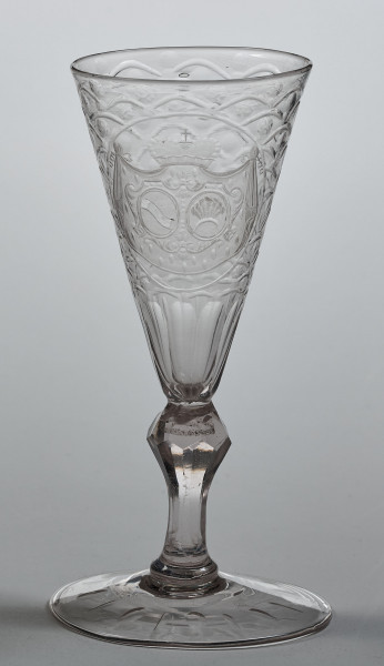 Kieliszek z herbem Lubomirskich, strona z herbem