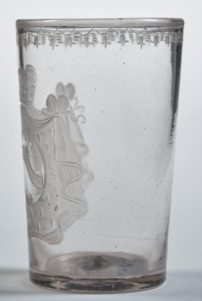 Szklaneczka z herbem Szreniawa w ujęciu bocznym