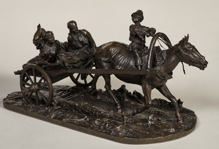 Rzeźba z brązu. Zaprzęg rosyjski. Trzy postacie na wozie ciągnięte przez konia z jeźdźcem na grzbiecie. Przód 3/4