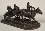 Rzeźba z brązu. Zaprzęg rosyjski. Trzy postacie na wozie ciągnięte przez konia z jeźdźcem na grzbiecie. Przód 3/4