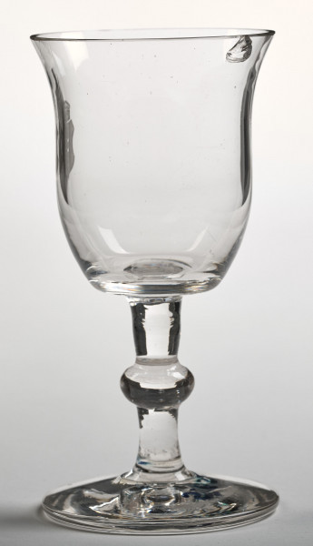 Kielich z bezbarwnego szkła z herbem Pilawa