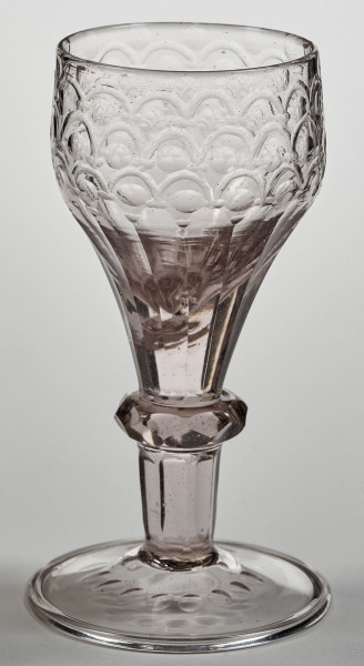 Kieliszek na okrągłej stopie z grubego, bezbarwnego szkła