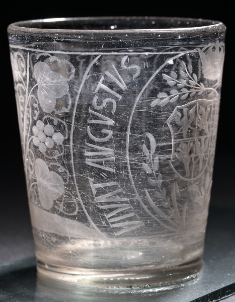 Szklanica z herbami Polski i Sasów