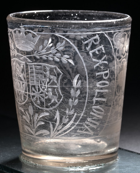 Szklanica z herbami Polski i Sasów