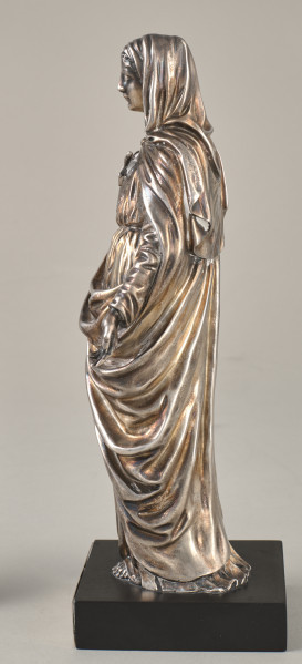 Srebrna figura Matki Boskiej na postumencie. Bok prawy