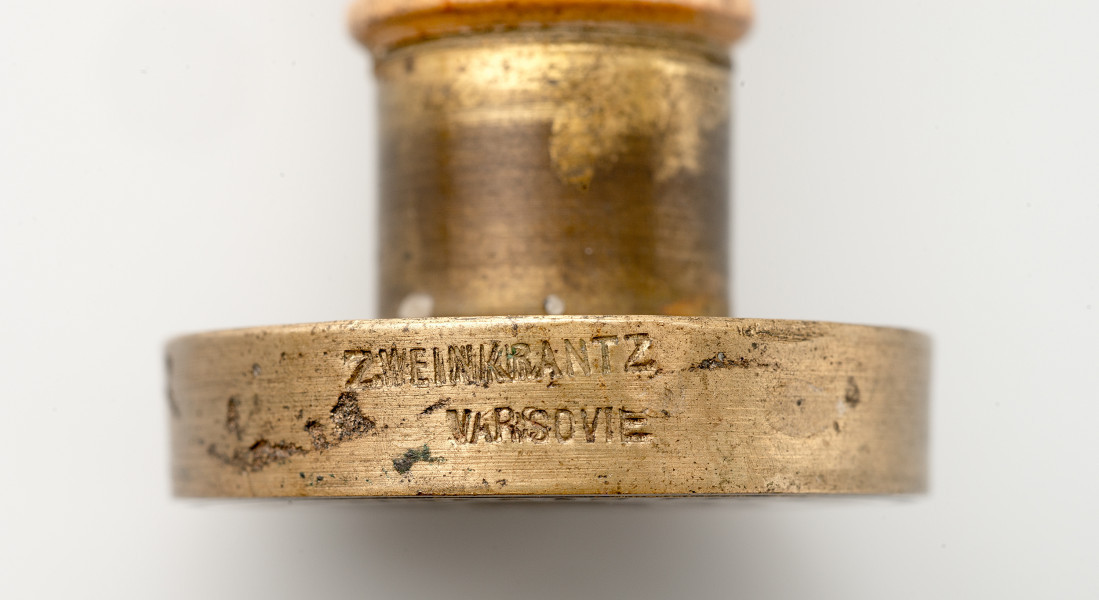 sygnatura na boku typariusza