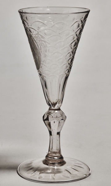 Kieliszek z herbem Lubomirskich. Tylna strona.