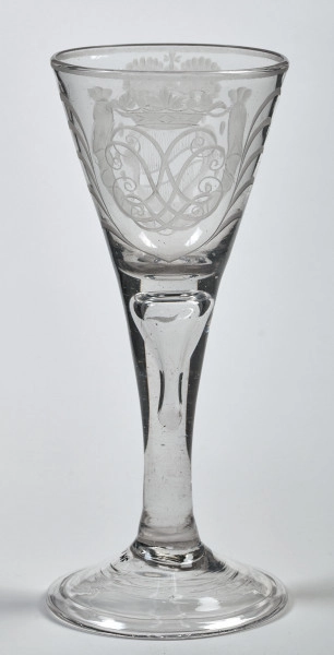 Kieliszek z herbem Szreniawa oraz monogramem LL. Strona z monogramem.